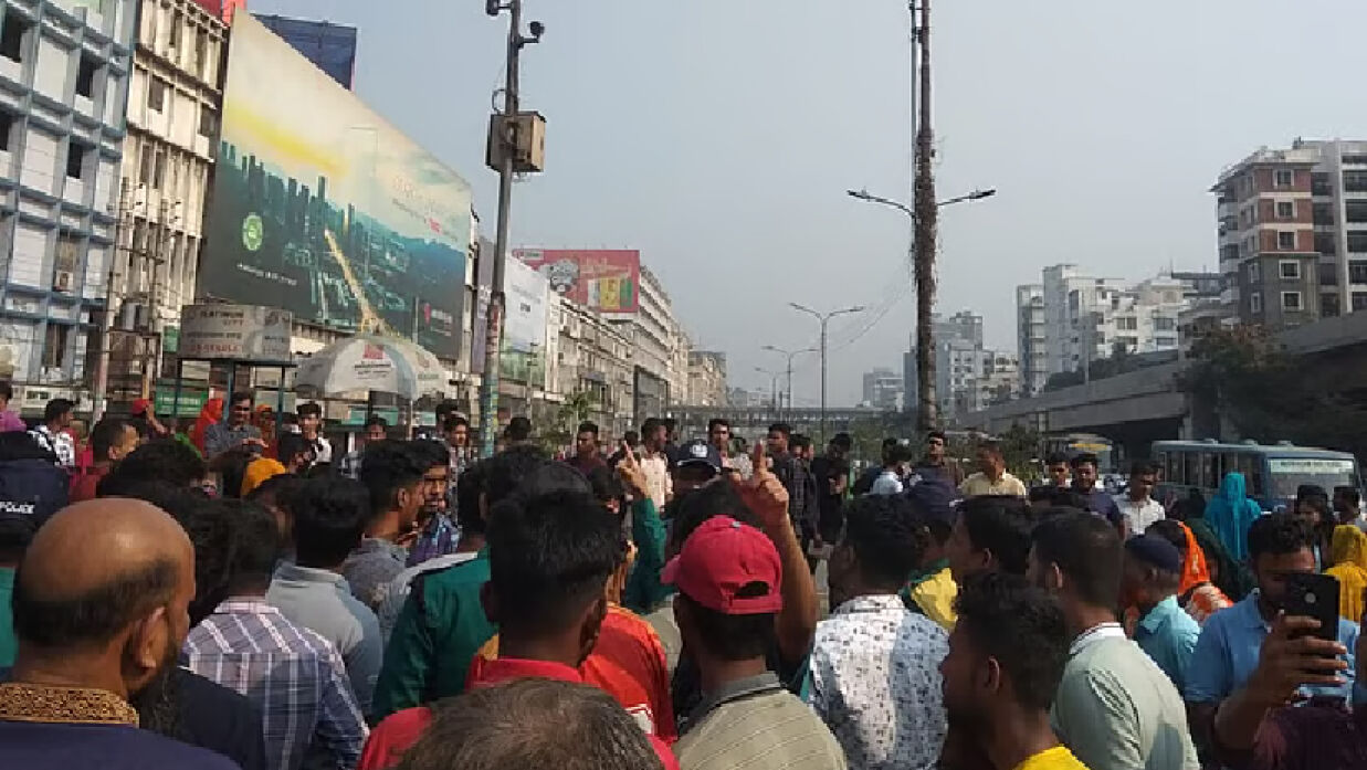 বনানীতে সড়ক অবরোধ করেছেন পোশাকশ্রমিকরা