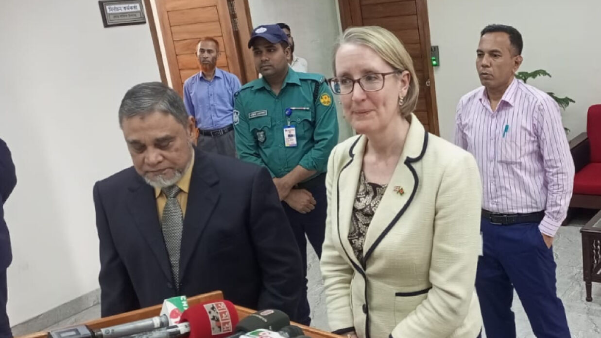 নির্বাচন ভবনে ব্রিটিশ হাইকমিশনার সারাহ কুকের সঙ্গে বৈঠক শেষে কথা বলেন সিইসি এ এম এম নাসির উদ্দিন