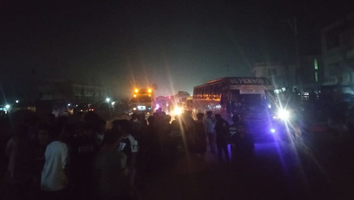 শিক্ষার্থীকে মহাসড়কের পাশে ফেলে রাখার অভিযোগে সড়ক অবরোধ করেন নজরুল বিশ্ববিদ্যালয়ের শিক্ষার্থীরা