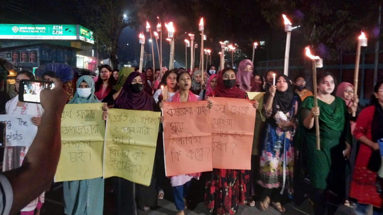 বাকৃবির নারী শিক্ষার্থীদের বিক্ষোভ