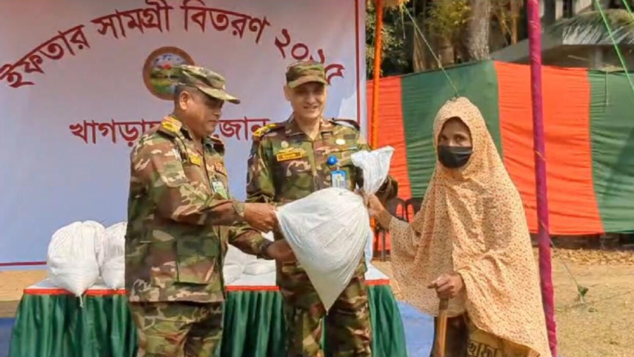 ইফতার বিতরণ করেন জোন কমান্ডার লে. কর্নেল খাদেমুল ইসলাম