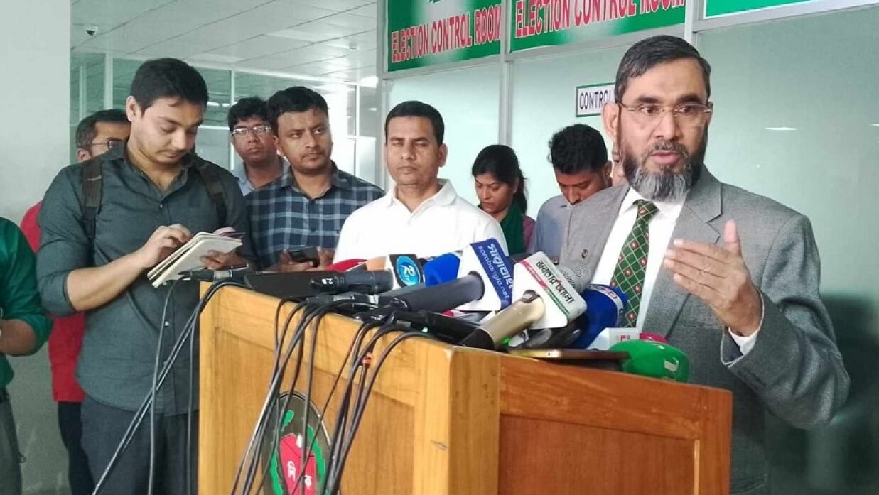 সাংবাদিকদের সঙ্গে কথা বলছেন ইসি ব্রিগেডিয়ার জেনারেল (অব.) আবুল ফজল মো. সানাউল্লাহ