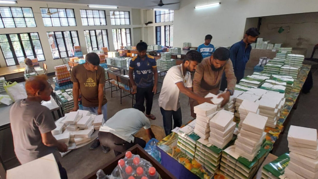 মহান স্বাধীনতা দিবস ও পবিত্র রমজান উপলক্ষে খুবি হল কর্তৃপক্ষ বিশেষ প্রীতিভোজ ও ইফতারের আয়োজন করেছে