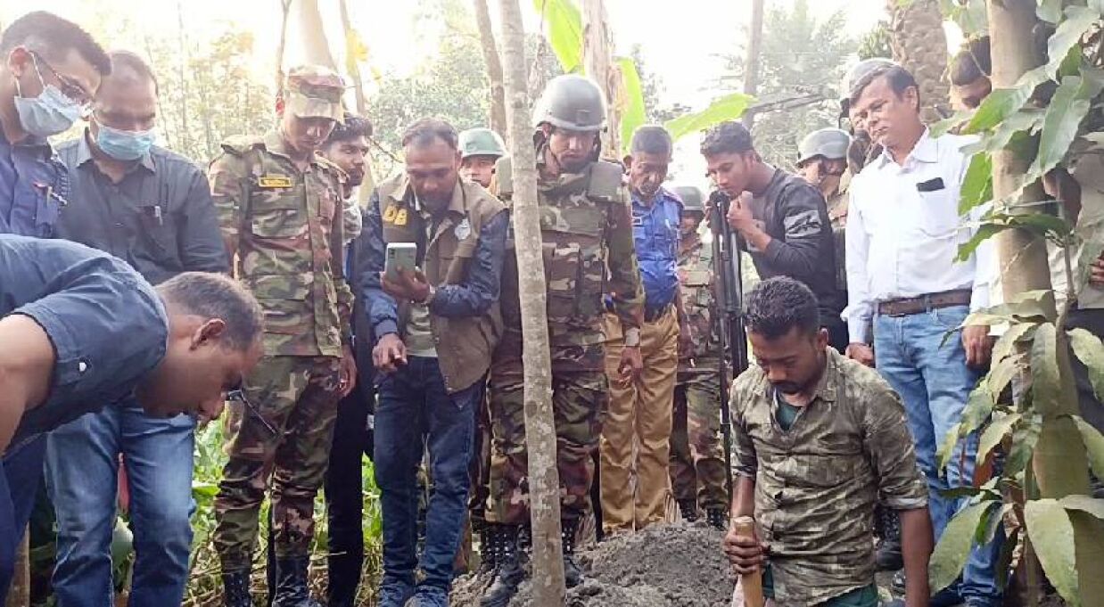 সেফটিক ট্যাংকের নিচে পুঁতে রাখা শিক্ষার্থী শাকিলের লাশ উদ্ধার করে পুলিশ ও সেনা বাহিনীর যৌথ দল