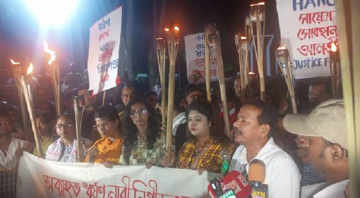 দেশজুড়ে ধর্ষণ ও হত্যার প্রতিবাদে সন্ধ্যায় রাজধানীতে মশাল মিছিল করে বিভিন্ন সামাজিক, সাংস্কৃতিক সংগঠনগুলো 