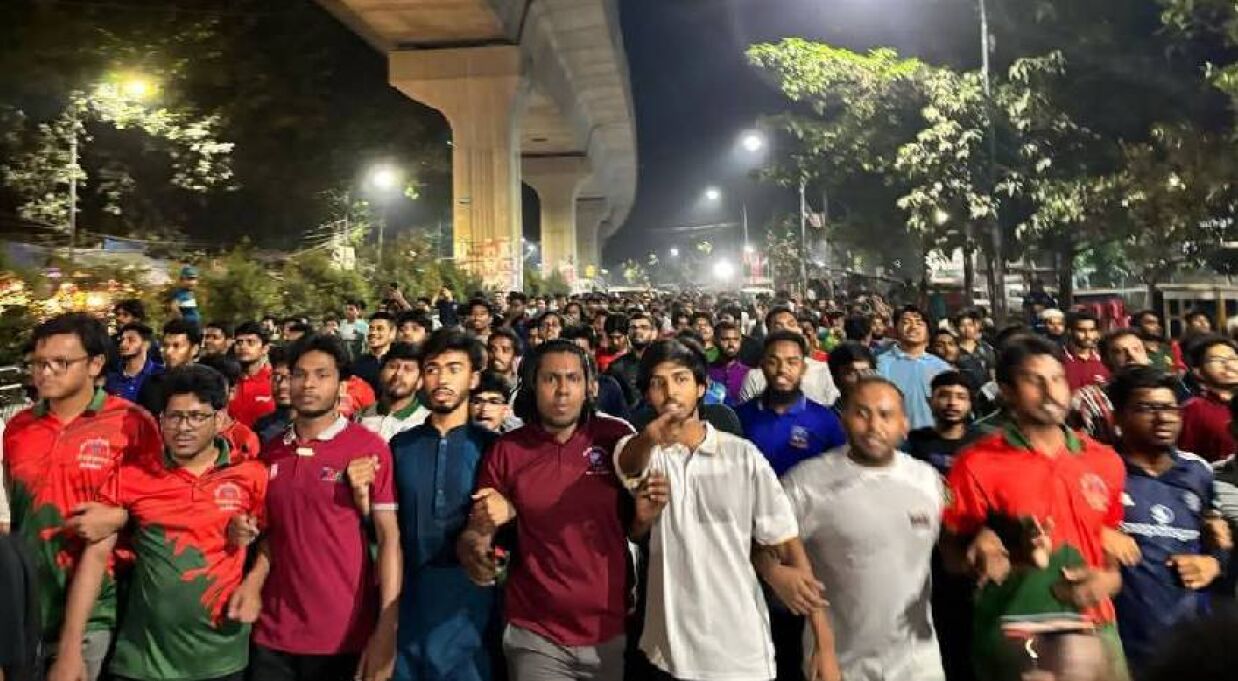 লাকি আক্তারকে গ্রেপ্তারের দাবিতে বিক্ষোভ মিছিল করেছেন ঢাকা বিশ্ববিদ্যালয়ের একদল শিক্ষার্থী