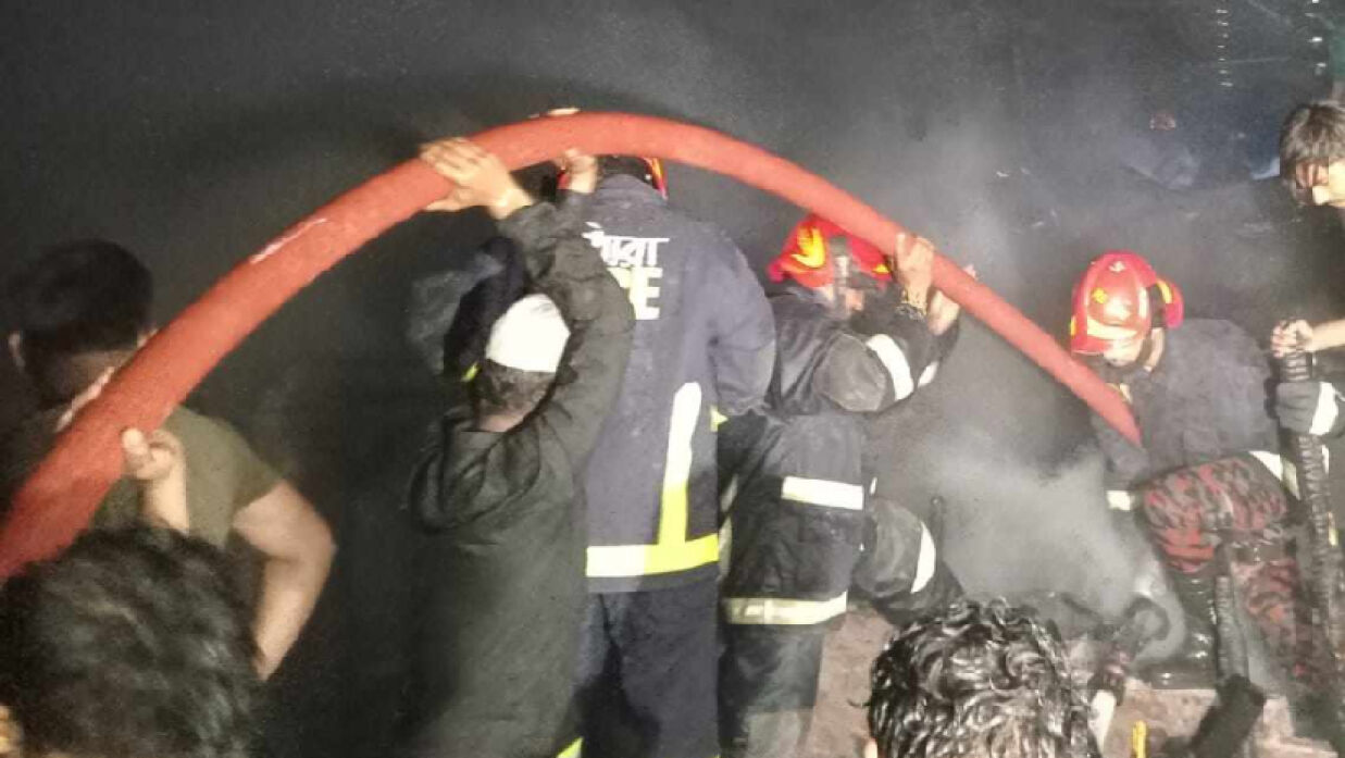 আগুন নিয়ন্ত্রণে কাজ করে ফায়ার সার্ভিস