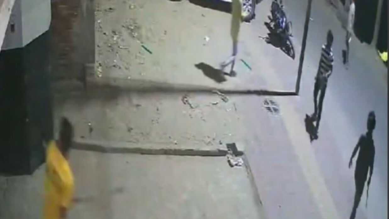 দুই পক্ষের মধ্যে সংঘর্ষ