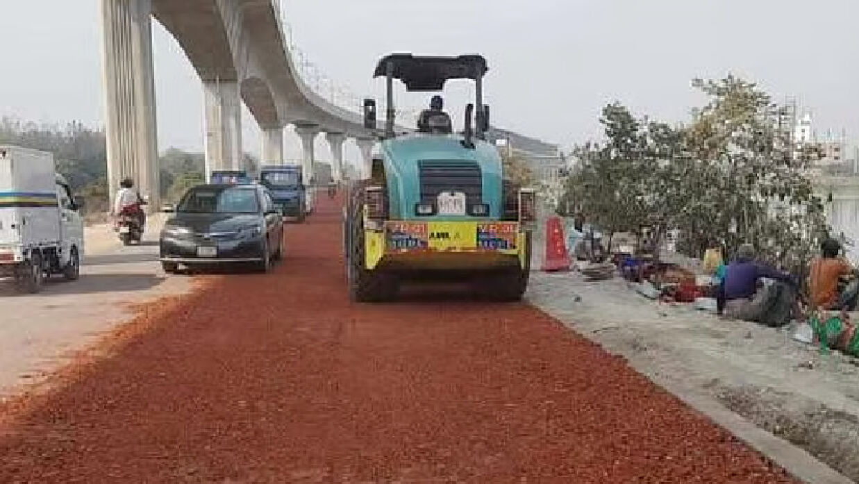 সড়কে সংস্কারকাজ চলছে