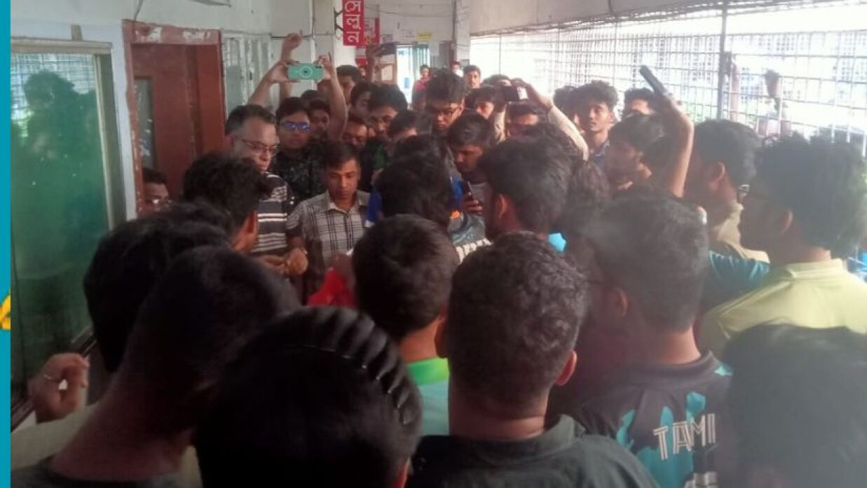 ঢাবির হলে প্রভোস্টকে ঘিরে শিক্ষার্থীদের বিক্ষোভ