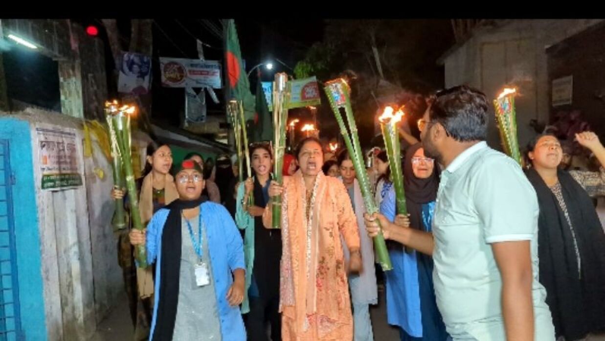 শিক্ষার্থীরা মশাল মিছিল