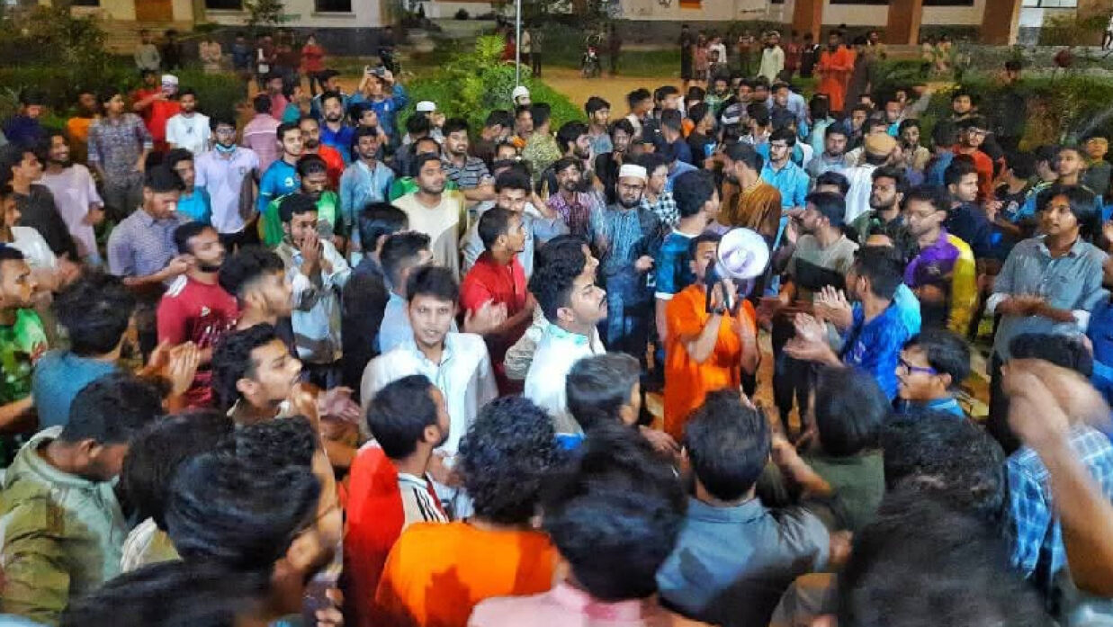 ৪ দফা দাবিতে শিক্ষার্থীদের আন্দোলন