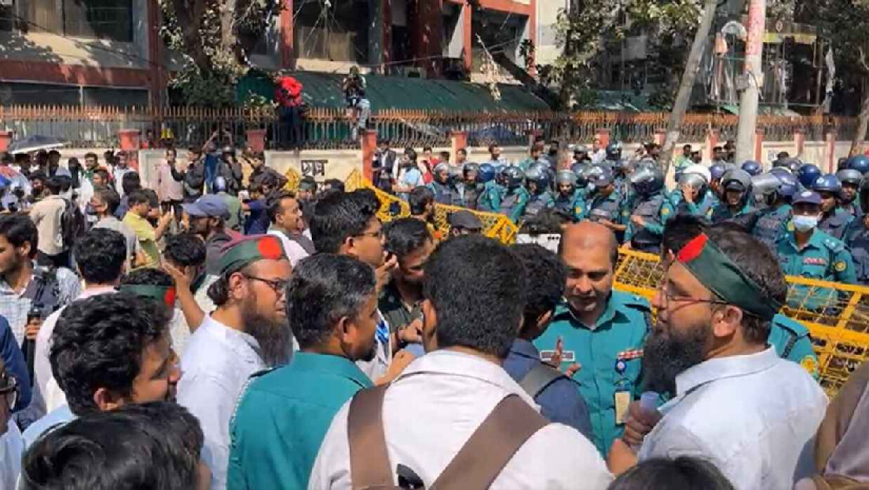 বুধবার সচিবালয় অভিমুখে চিকিৎসকদের পদযাত্রায় পুলিশি বাঁধা