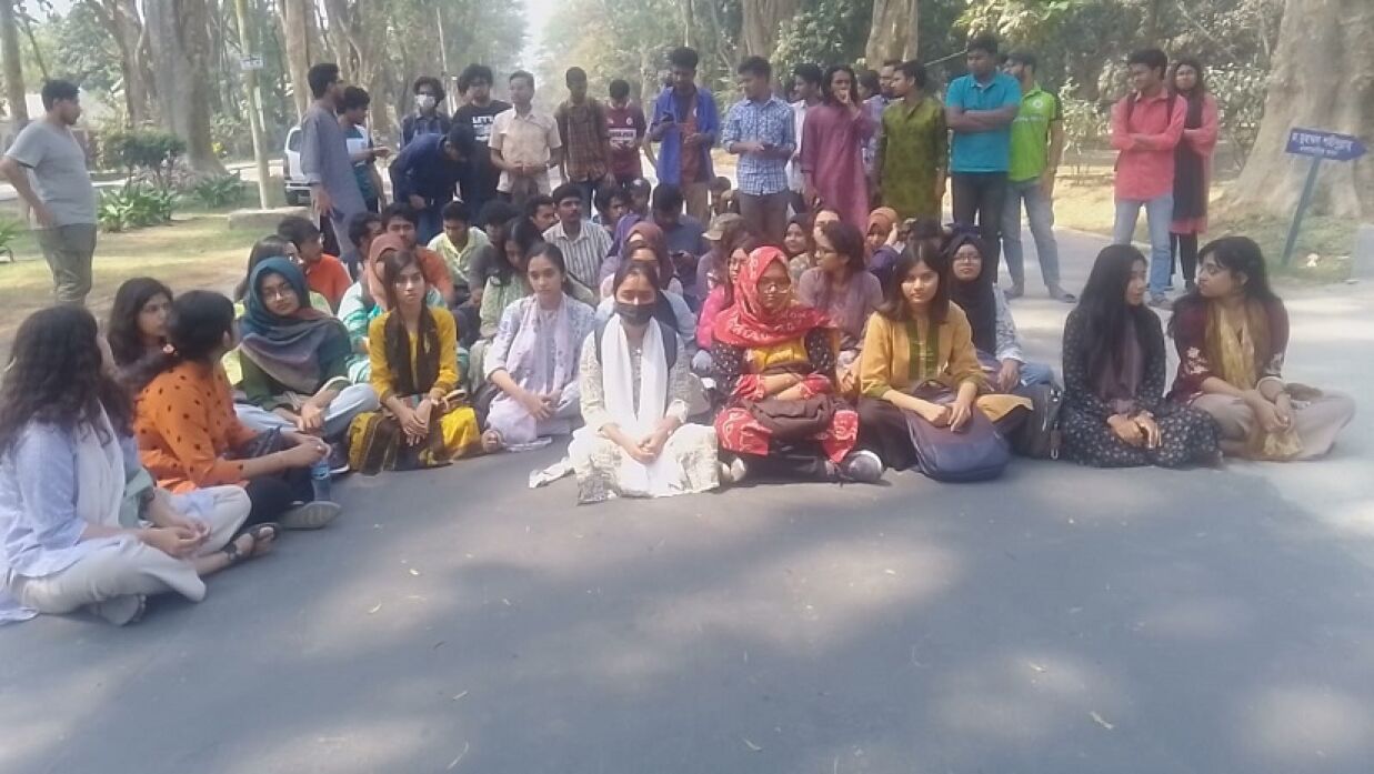 রাবির দুই শিক্ষার্থীকে মারধরের প্রতিবাদে বিক্ষোভ