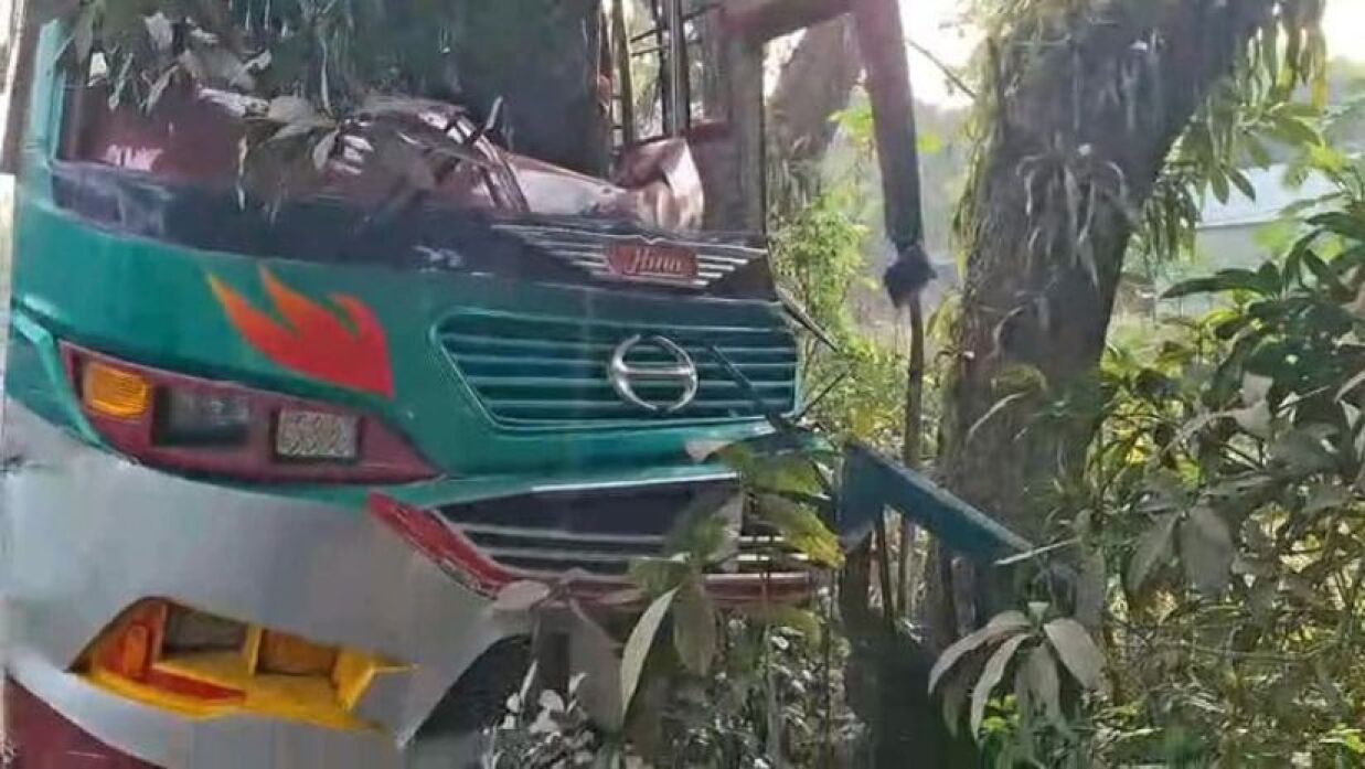 বাস ও ট্রাকের সংঘর্ষ