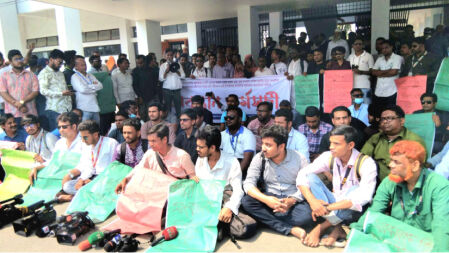 আদালত চত্বরে সাংবাদিকের ওপর হামলার প্রতিবাদে মানববন্ধন 