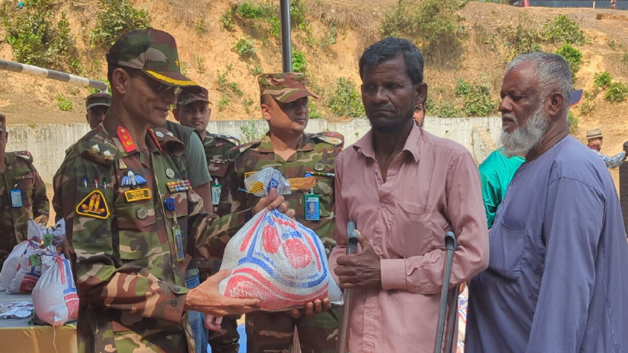 সেনাবাহিনীর ঈদ উপহার সামগ্রী বিতরণ