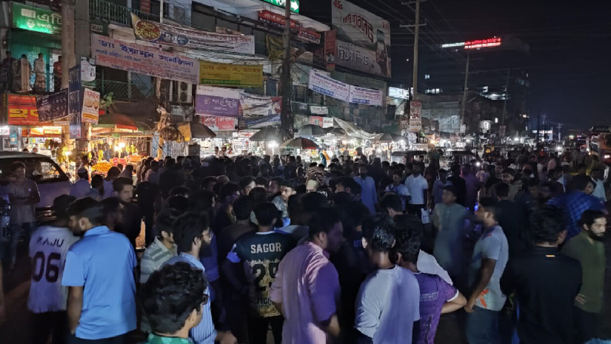 হেনস্তার প্রতিবাদে শিক্ষার্থীদের ব্লকেড কর্মসূচী