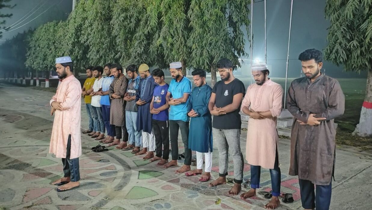 জাবিপ্রবিতে শিশু আছিয়ার গায়েবানা জানাজায় শিক্ষার্থীরা