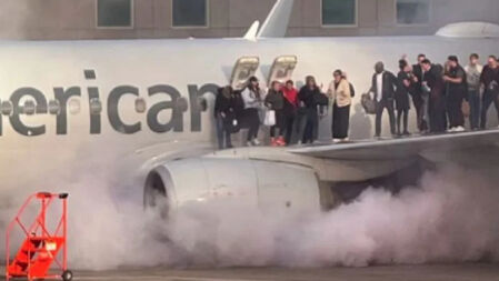 আমেরিকান এয়ারলাইনসের উড়োজাহাজে আগুন