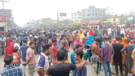 ঈদ বোনাসের দাবিতে ঢাকা-ময়মনসিংহ মহাসড়ক অবরোধ শ্রমিকদের