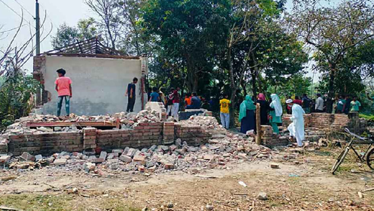 আসামিদের বাড়িতে ভাঙচুর