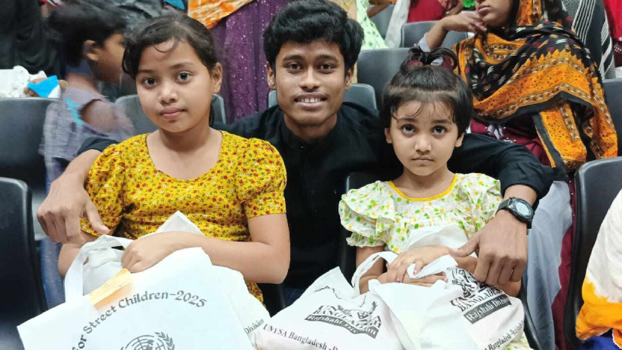 পথশিশুদের মাঝে পোশাক বিতরণ
