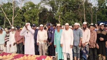 প্যারোলে মুক্তি পেয়ে মায়ের জানাজায় অংশ নিলেন সাবেক ইউপি চেয়ারম্যান