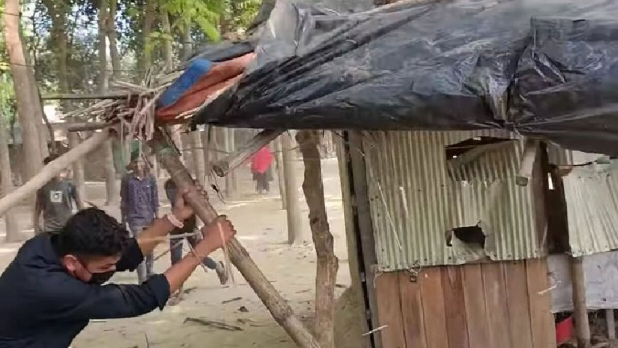 অভিযুক্ত ব্যক্তির দোকান ভাঙচুর করে আগুন দিয়ে পুড়িয়ে দিয়েছে বিক্ষুব্ধ ছাত্র-জনতা