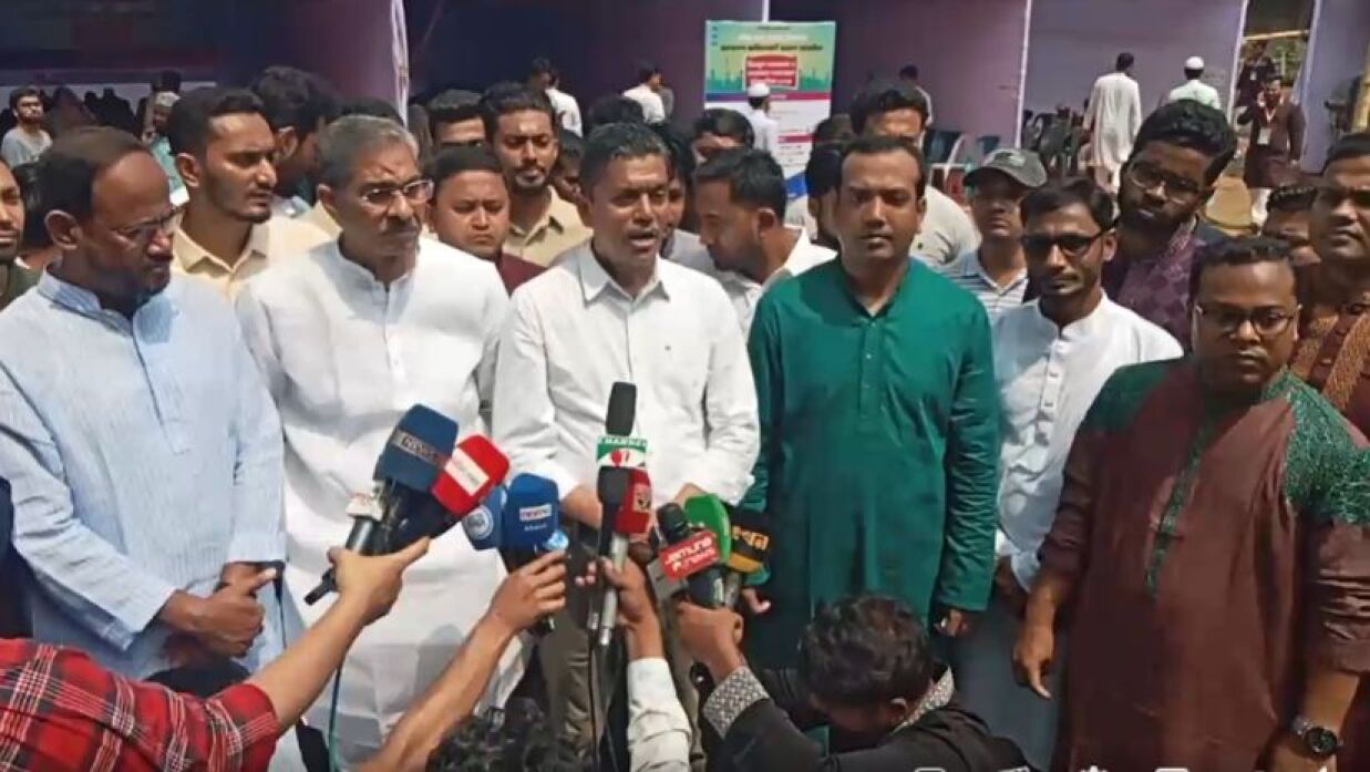 বিএনপির ছাত্র বিষয়ক সম্পাদক রকিবুল ইসলাম বকুল কথা বলছেন