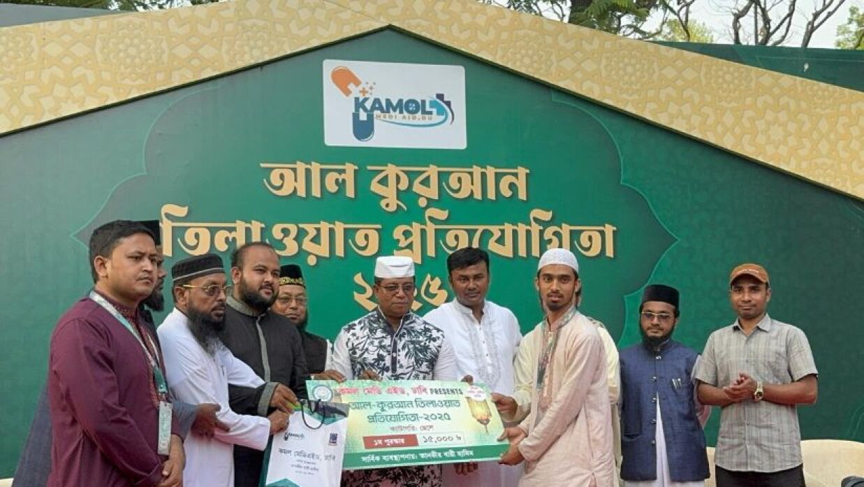 বিজয়ীদের মধ্যে পুরস্কার বিতরণ