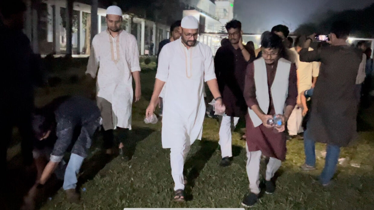 পরিচ্ছন্নতা কার্যক্রম চালান ছাত্রদলের নেতাকর্মীরা