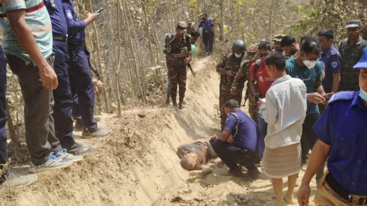 লাশ উদ্ধার করছে পুলিশ