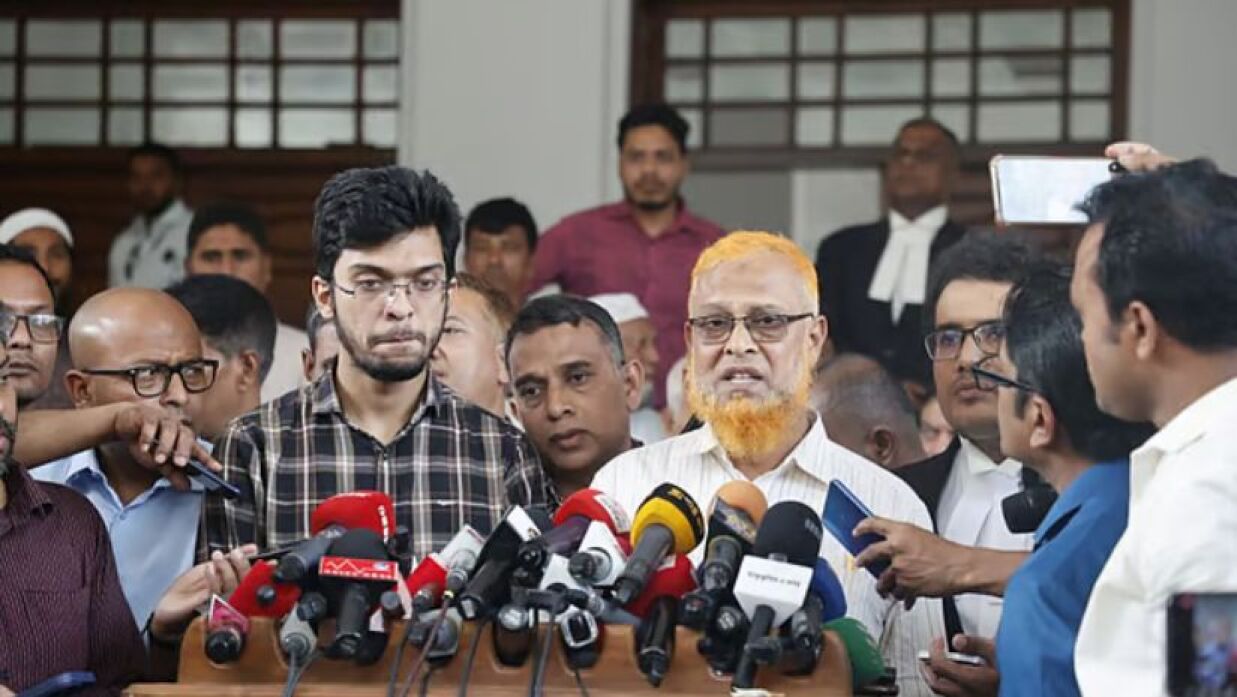 আবরার ফাহাদের বাবা বরকতউল্লাহ ও ছোট ভাই আবরার ফাইয়াজ কথা বলছেন গণমাধ্যমে
