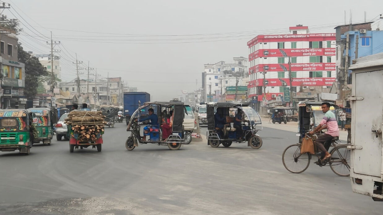 মহাসড়কে উল্টো পথে যানবাহন