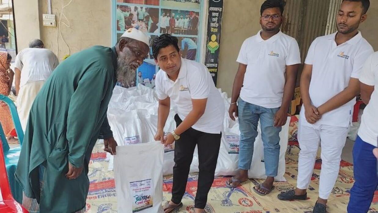 নির্ভর ফাউন্ডেশন থেকে দুস্থ ও অসহায় মানুষকে সহযোগীতা