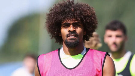 সোমবার দেশে আসছেন হামজা চৌধুরী, ফুটবল অঙ্গনে আনন্দের বন্যা