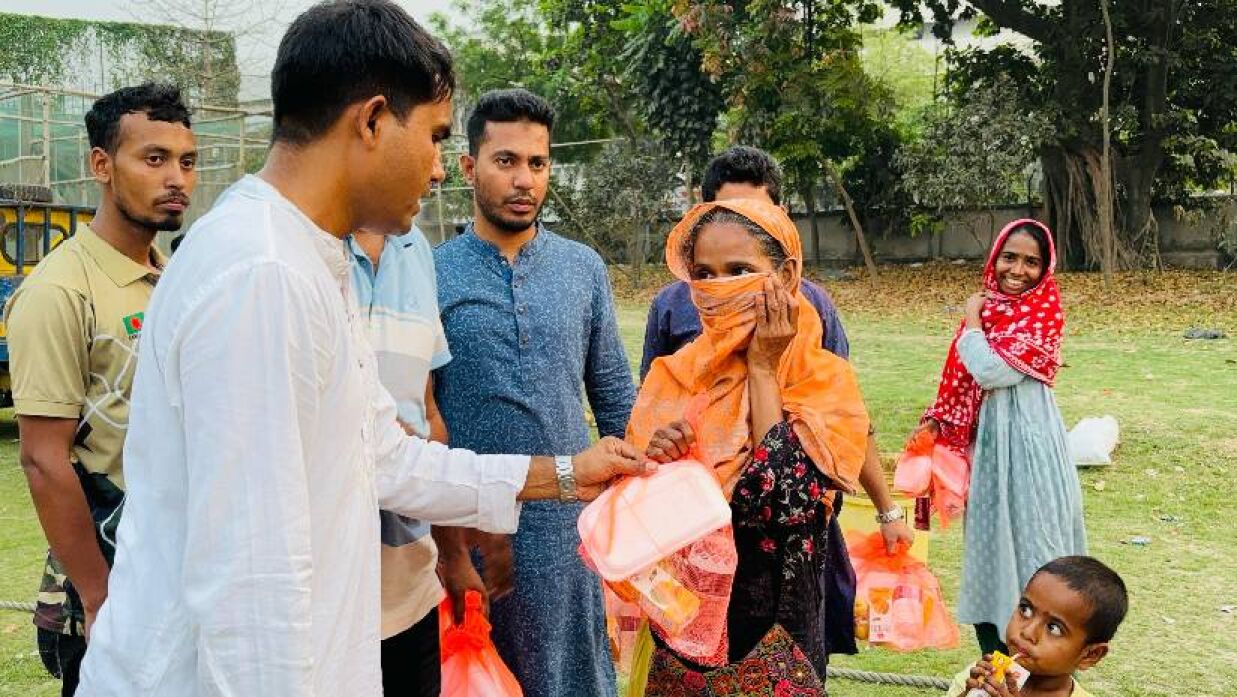 গরীব ও দুস্থদের মাঝে ইফতার বিতরণ