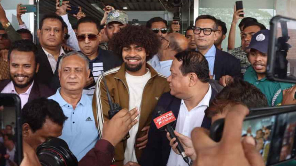 সাংবাদিকদের সঙ্গে কথা বলছেন হামজা চৌধুরী