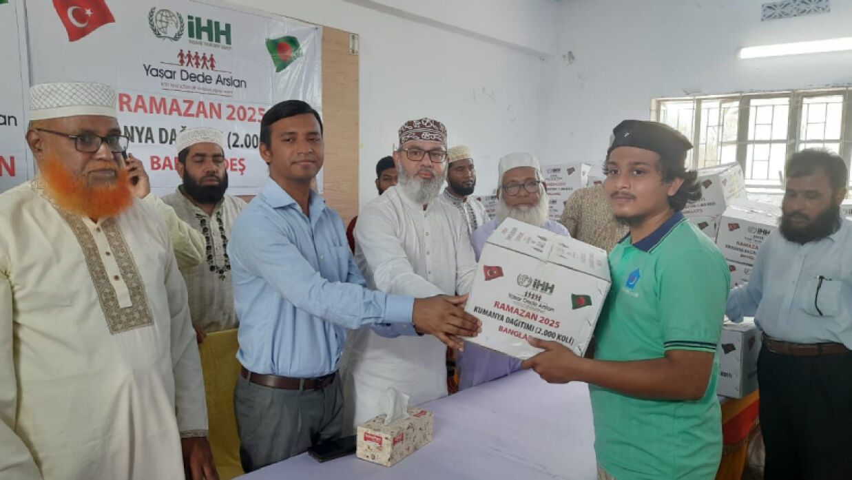 ইফতারসামগ্রী তুলে দেওয়া হচ্ছে