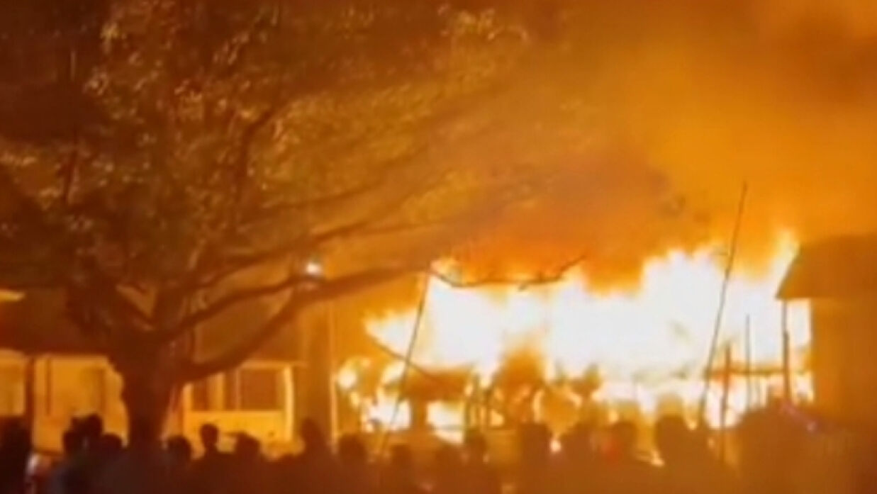 আগুন জ্বলছে মাজারে