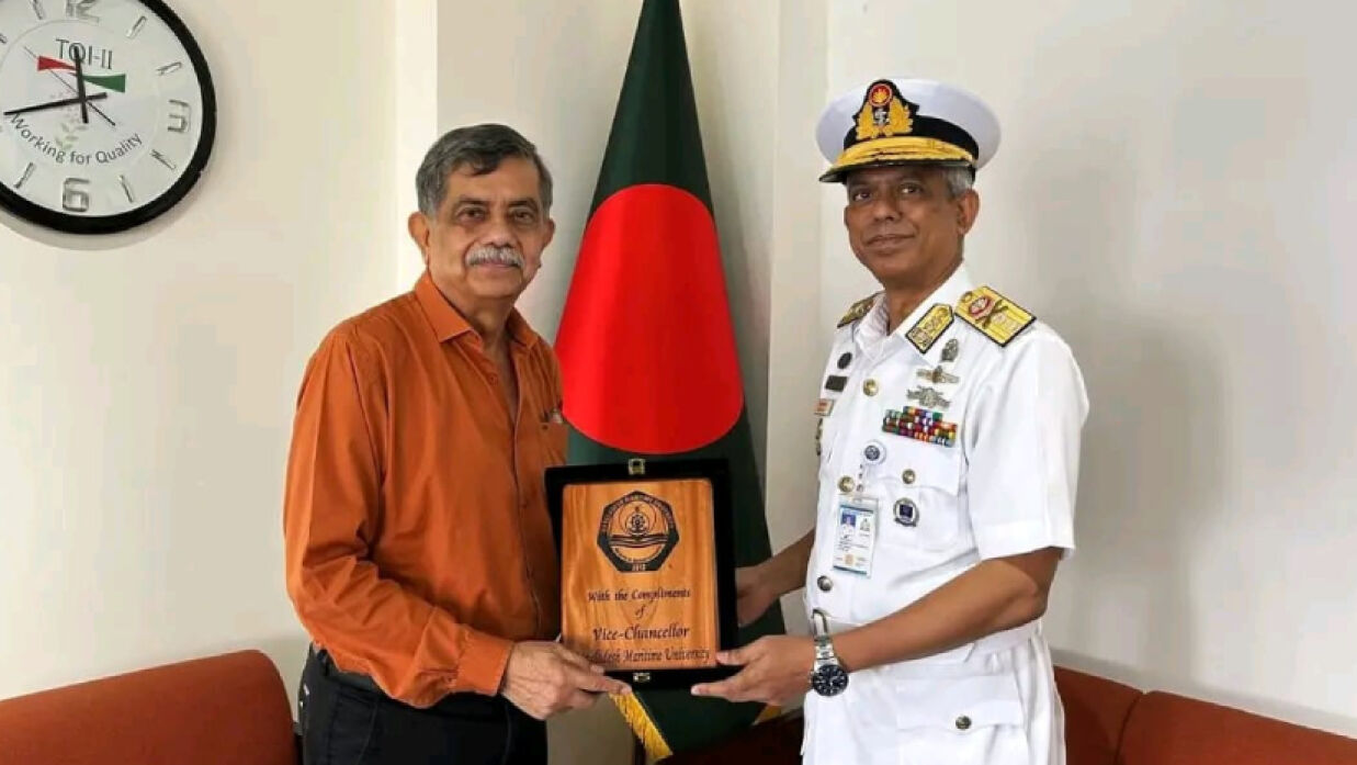 শিক্ষা উপদেষ্টা অধ্যাপক ড. চৌধুরী রফিকুল আবরার ও বিএমইউ উপাচার্য রিয়ার অ্যাডমিরাল আশরাফুল হক চৌধুরী