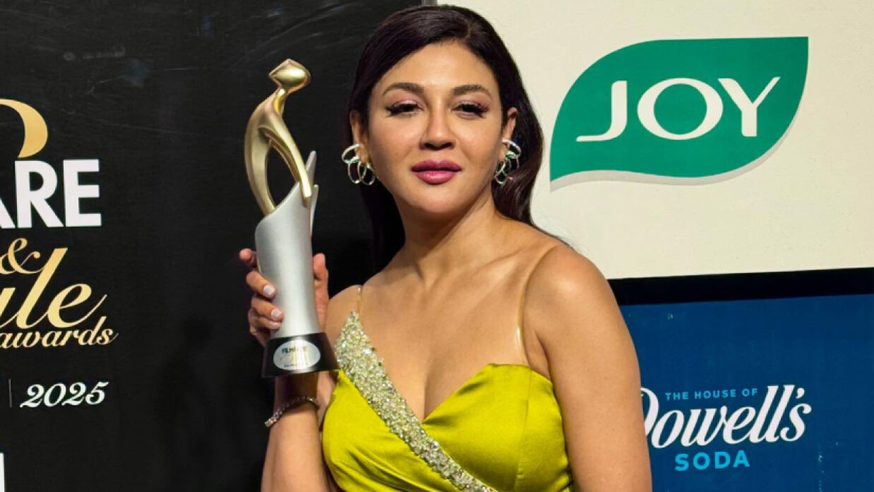 ‘ট্রেডিশনাল কুইন অব দ্য ইয়ার’ পুরস্কার হাতে জয়া আহসান