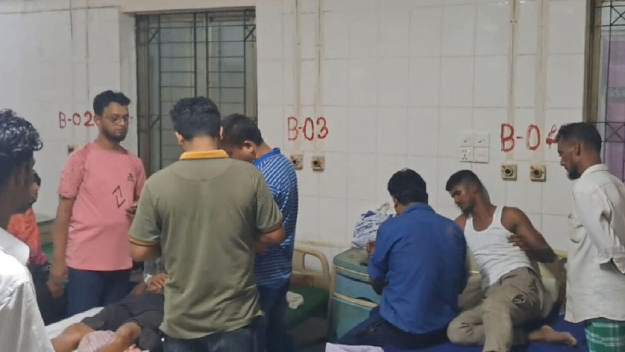 আহতদের নিয়ে যাওয়া হয় হাসপাতালে