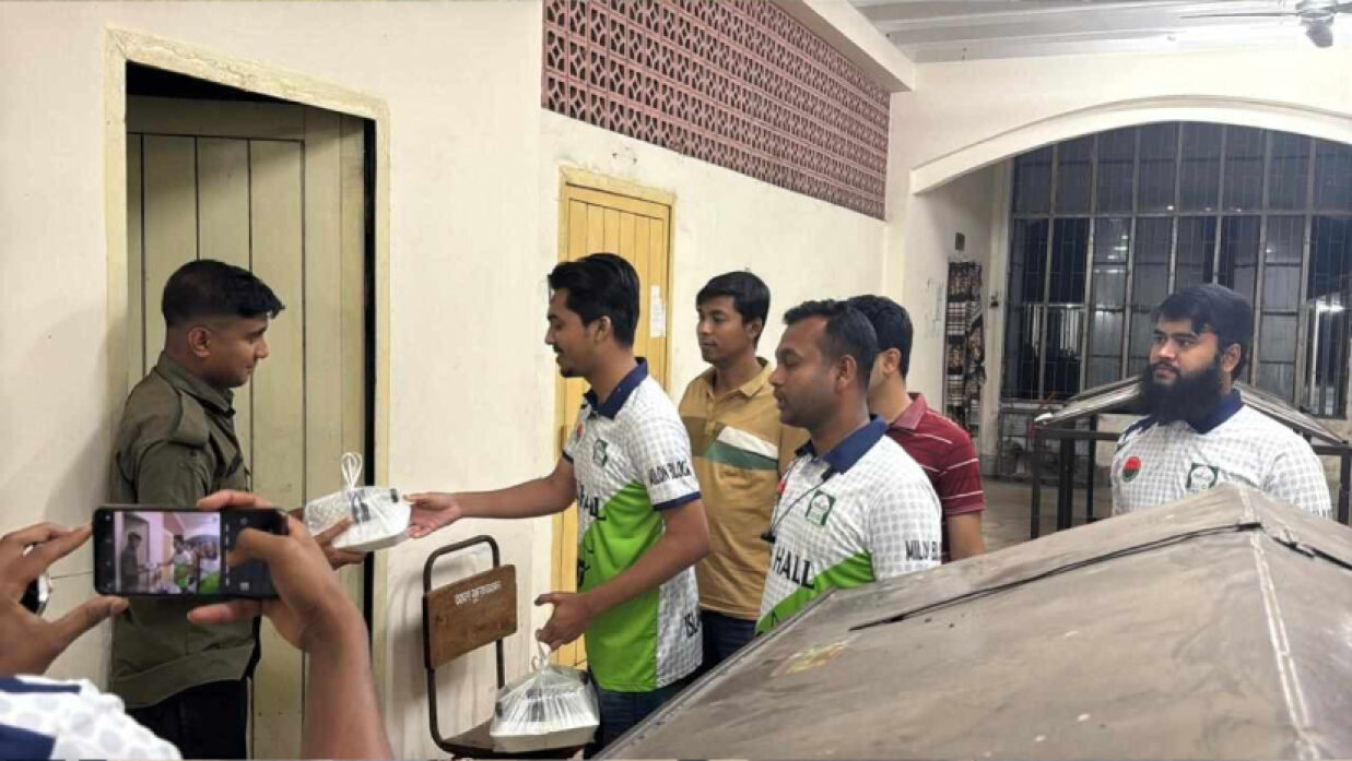 সাহরি বিতরণ করছেন ইবি শাখা ছাত্রদলের নেতাকর্মীরা