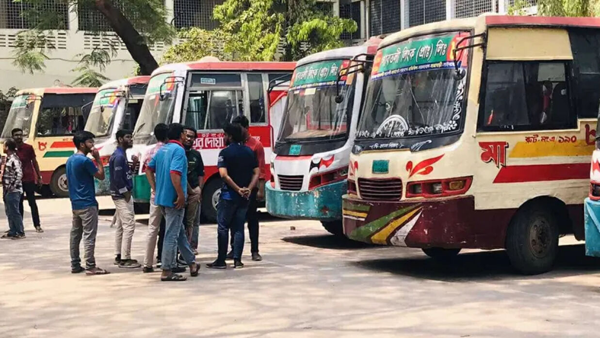 জগন্নাথ বিশ্ববিদ্যালয়ের সামনে রাখা ১০টি বাস