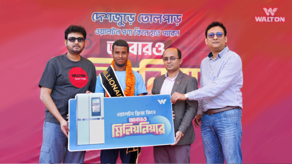 পুরস্কার নিচ্ছেন কাওসার আহমেদ