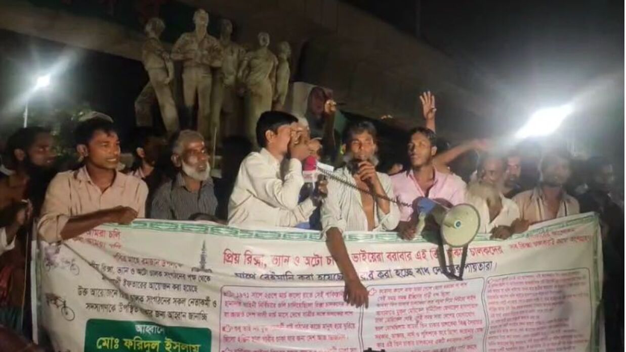 রাজু ভাস্কর্যের সামনে অবস্থান নিয়ে বিক্ষোভ করেছেন রিকশাচালকরা