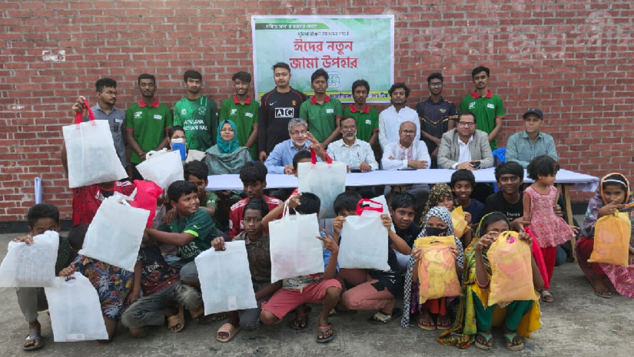 জাবিতে শিশুদের মাঝে ঈদবস্ত্র বিতরণ