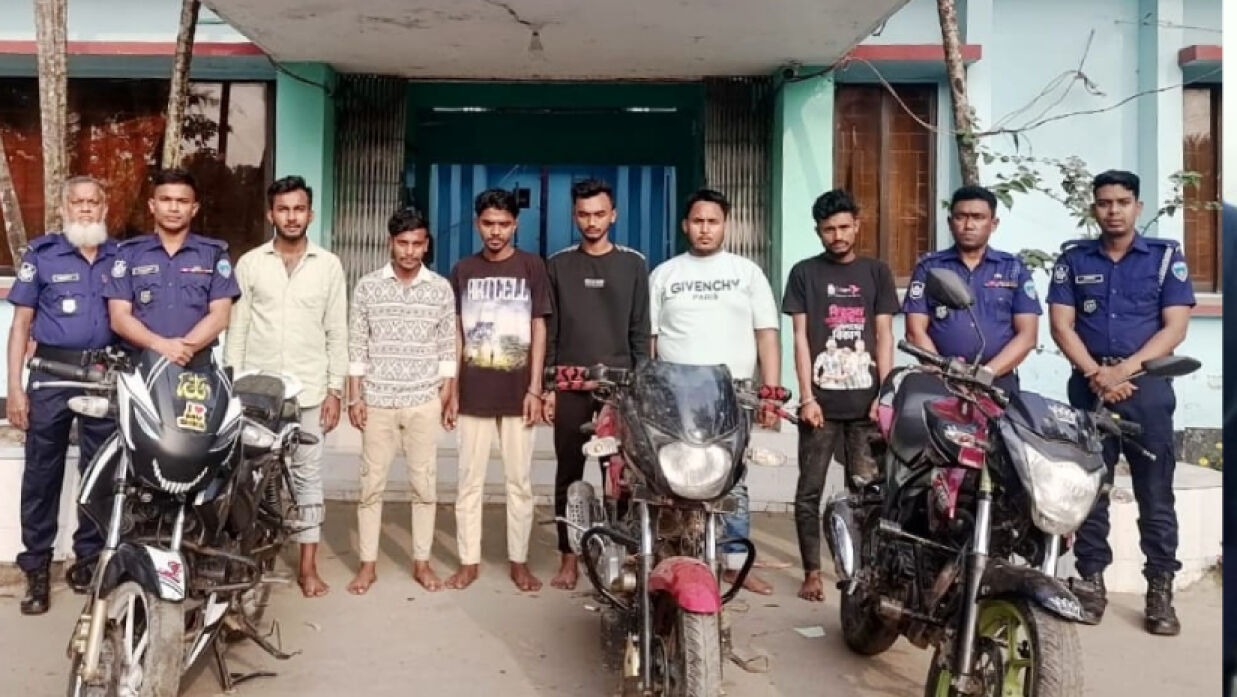 প্রতারক চক্রের ছয়জনকে আটক করে পুলিশ